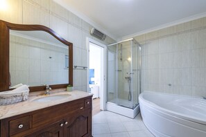 Douche, baignoire Ă jets, sĂšche-cheveux, serviettes fournies
