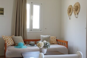 2 habitaciones, escritorio y tabla de planchar con plancha 