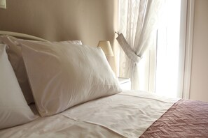 2 Schlafzimmer, Schreibtisch, Bügeleisen/Bügelbrett, Reisekinderbett