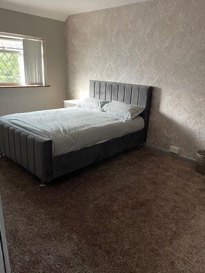 House, Multiple Beds | 3 bedrooms, iron/ironing board, free WiFi, bed sheets - Immaculate 3-bed House in Birmingham (Birmingham)