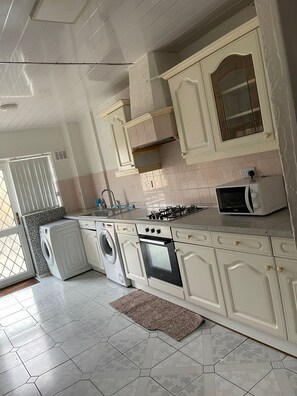 House, Multiple Beds | Private kitchen | Fridge, microwave, oven, stovetop - Immaculate 3-bed House in Birmingham (Birmingham)