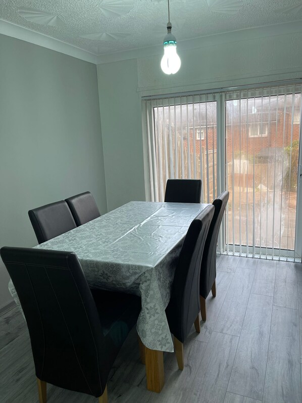 Private kitchen - Immaculate 3-bed House in Birmingham (Birmingham)
