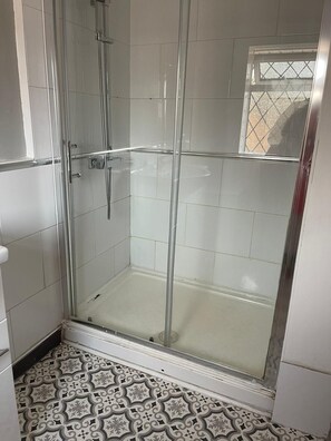House, Multiple Beds | Bathroom | Shower, towels - Immaculate 3-bed House in Birmingham (Birmingham)