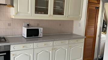 House, Multiple Beds | Private kitchen | Fridge, microwave, oven, stovetop