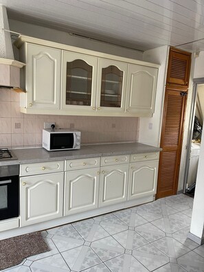 House, Multiple Beds | Private kitchen | Fridge, microwave, oven, stovetop - Immaculate 3-bed House in Birmingham (Birmingham)
