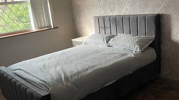 Rumah, Beberapa Tempat Tidur | 3 kamar tidur, setrika/meja setrika, Wi-Fi gratis, dan seprai linen