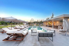 Una piscina al aire libre
