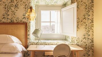 Habitación familiar | Minibar y caja de seguridad en la habitación