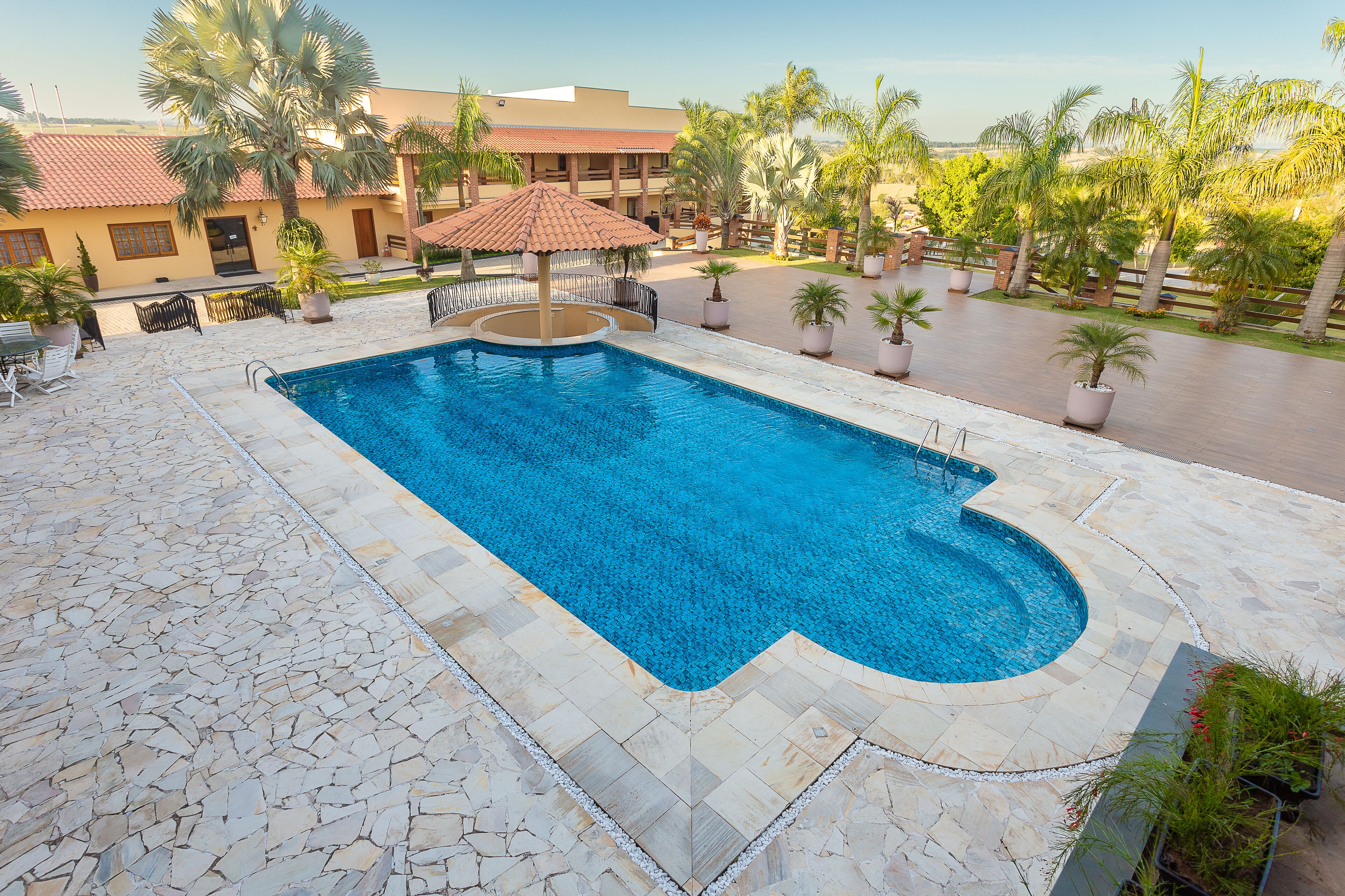 Piscina externa, funciona das 9h às 18h, guarda-sóis, espreguiçadeiras