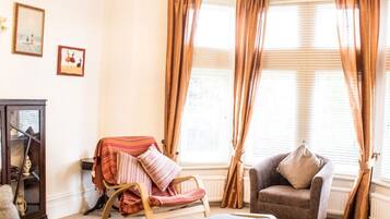 Apartment, Multiple Beds | Living room