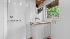 Combined shower/tub