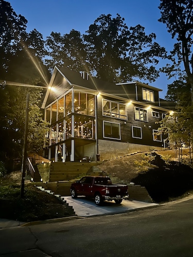 Modern, Chic Adult ONLY Retreat On Hill w/Sunset Views Steps from Downtown 