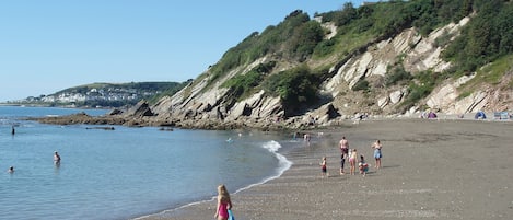 Una spiaggia nelle vicinanze