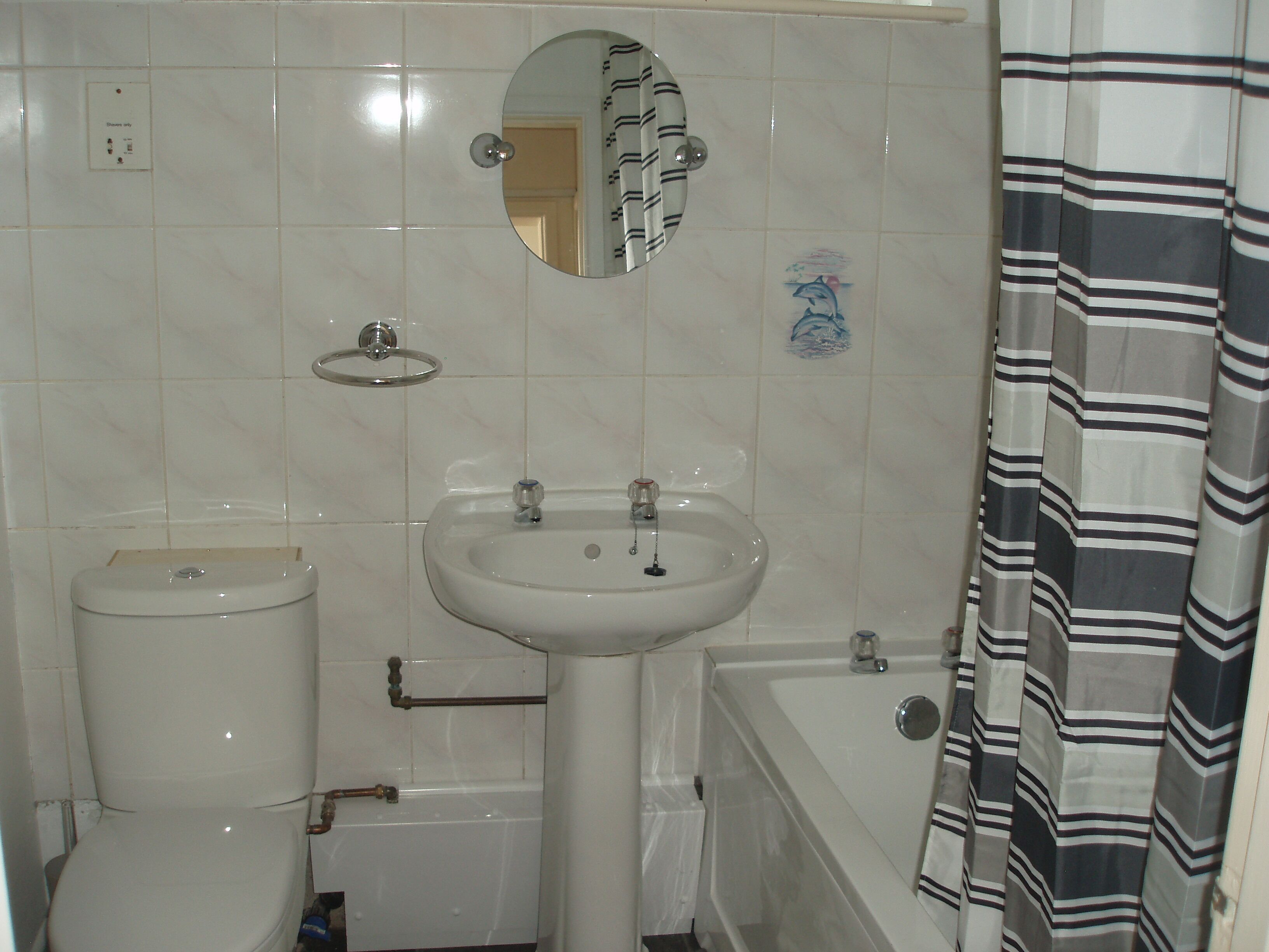 Combined shower/tub