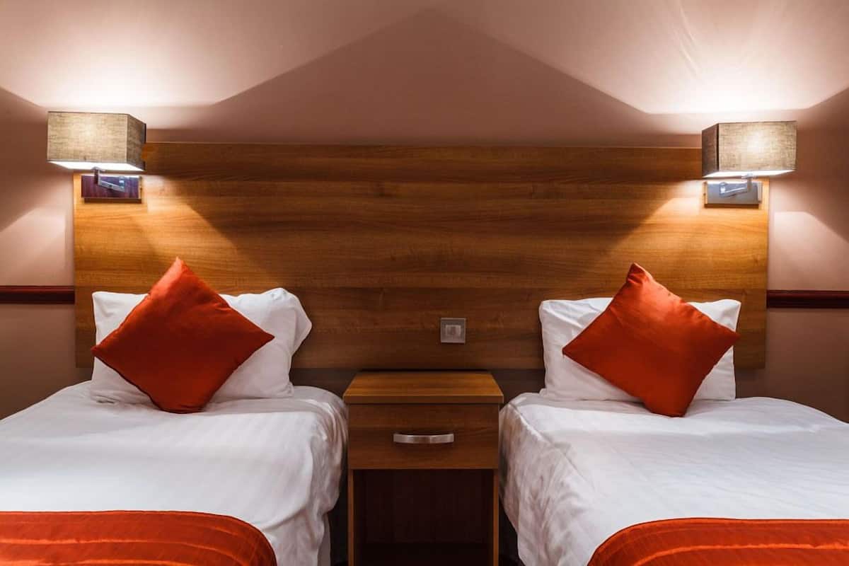Escritorio, wifi gratis y ropa de cama