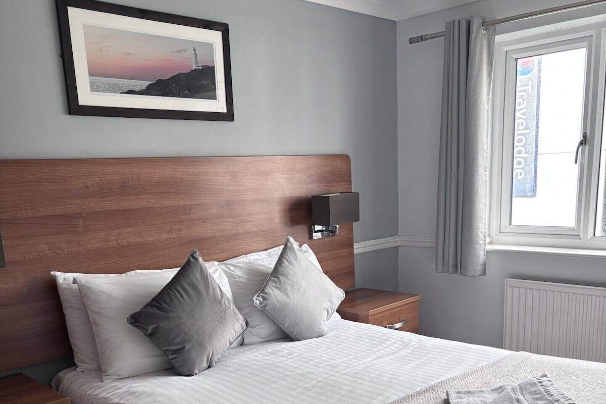 Standard Double Room | Desk, free WiFi, bed sheets