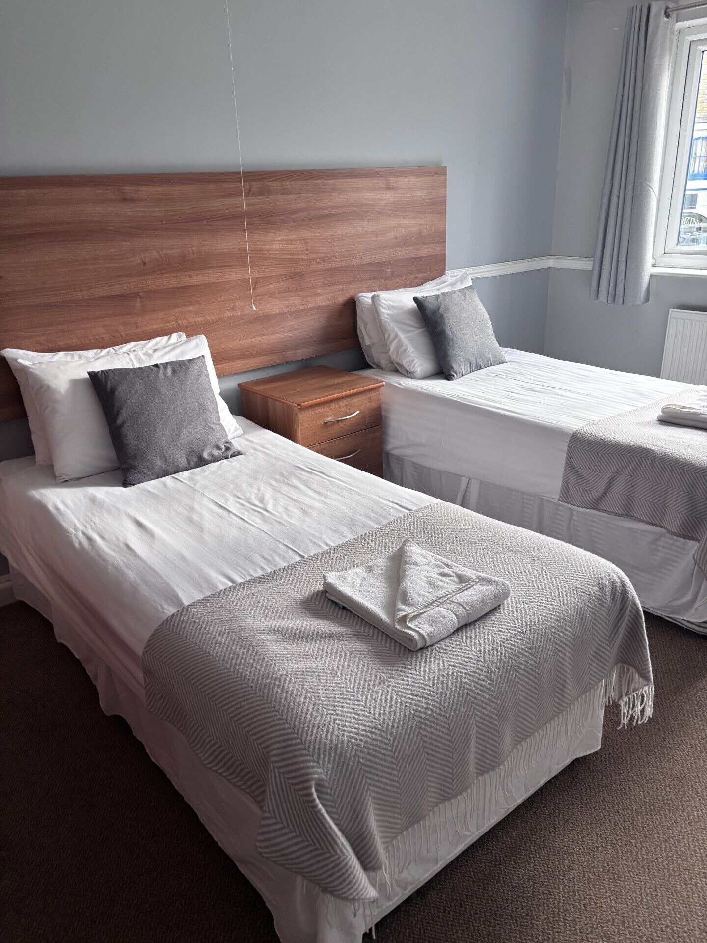 Habitación estándar con 2 camas individuales | Escritorio, wifi gratis, ropa de cama