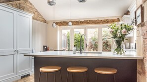 Kjøleskap, ovn og kokeplater