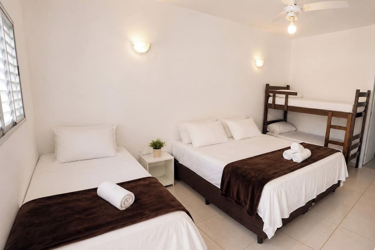 Traditionele vierpersoonskamer | Hypoallergeen beddengoed, een minibar, gratis wifi, beddengoed