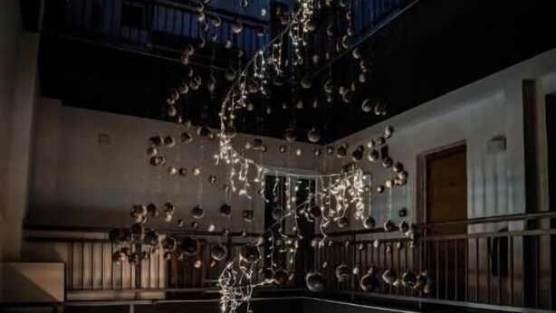 A spacious indoor area with a high ceiling, a central chandelier, and multiple seating areas with sofas and tables. - Platamon Centrale (Dio-Olympos)