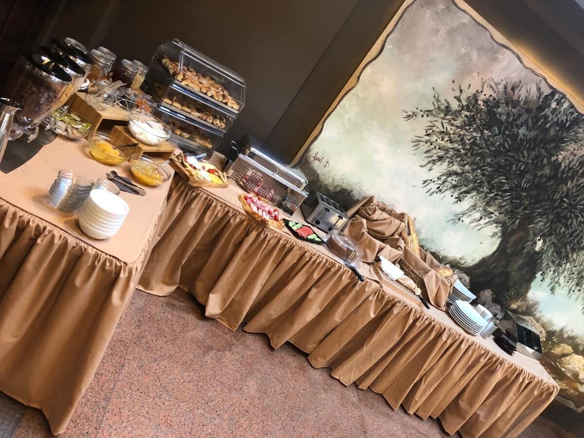 Una mesa de buffet con diferentes opciones de comida y utensilios.