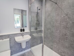 Shower - Cam O'r Fechan Annexe (Llangollen)