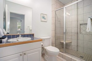 Bathtub, hair dryer, towels - The Hideaway (South Haven)