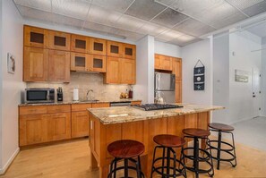 Kylskåp, mikrovågsugn, ugn och spishäll