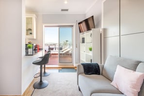 Smart TV, fireplace, table tennis