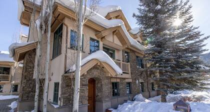 JUST LISTED! Stylish townhome in West Ketchum -- private hot tub, close to bike path, river, ski lifts!