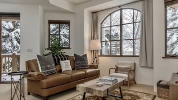 Een flatscreentelevisie en een open haard