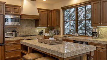 Køkkentøj/tallerkener/redskaber