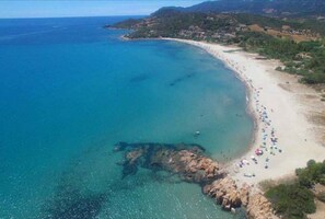 Una spiaggia nelle vicinanze
