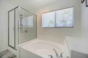 Hair dryer, towels - Karaoke Fun, Hot Tub & Patio! San Diego Sanctuary (San Diego)