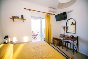 3 bedrooms, in-room safe, iron/ironing board, free WiFi