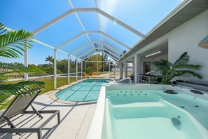 Una piscina al aire libre, una piscina climatizada