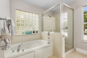 Ensemble douche/baignoire, sèche-cheveux, serviettes fournies, savon