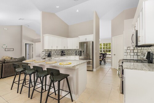 Pet friendly spacious home for large groups! Pool & jacuzzi, game room!