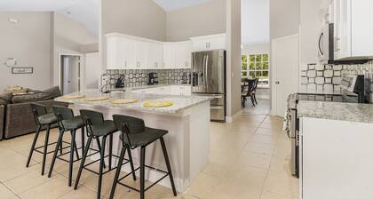 Pet friendly spacious home for large groups! Pool & jacuzzi, game room!