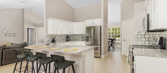 Pet friendly spacious home for large groups! Pool & jacuzzi, game room!