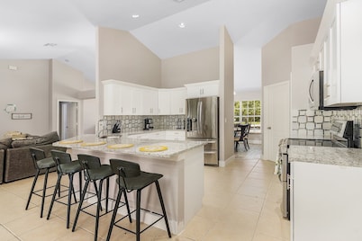 Pet friendly spacious home for large groups! Pool & jacuzzi, game room!