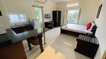Studio | Desk, iron/ironing board, free WiFi, bed sheets