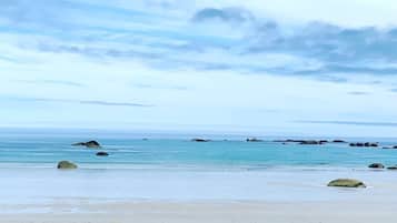 En la playa, sillas reclinables de playa, toallas de playa