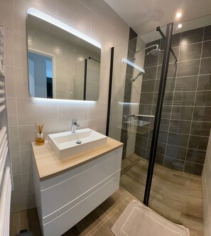 Bathtub, hair dryer, towels, soap - Luxury villa 4**** in Kerlouan, sea and beach 80m away, quiet,heated indoor pool (KERLOUAN)