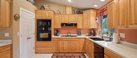House, 4 Bedrooms | Private kitchen