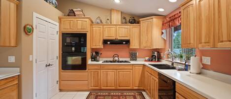 House, 4 Bedrooms | Private kitchen | Fridge, oven, coffee/tea maker, toaster