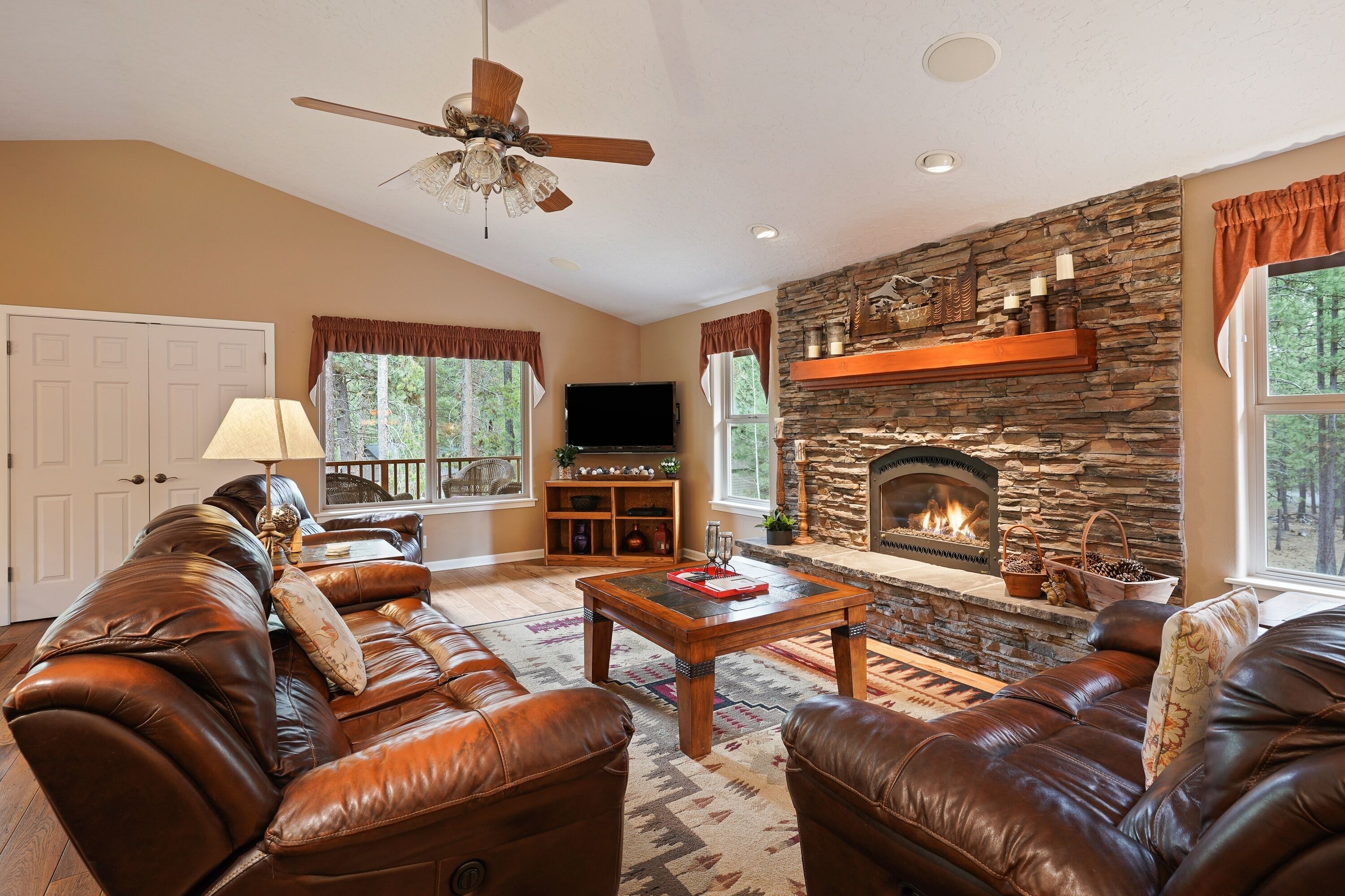 House, 4 Bedrooms | Living room