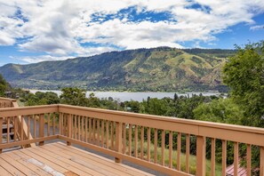 House, 3 Bedrooms | Balcony