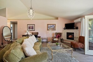 House, 3 Bedrooms | Living room - Canyon Cottage 3 Bedroom Home by Redawning (Redmond)