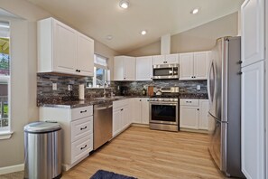 House, 3 Bedrooms | Private kitchen | Fridge, oven, toaster - Canyon Cottage 3 Bedroom Home by Redawning (Redmond)